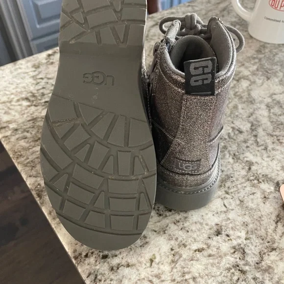 UGG Unisex-Child Robley Glitter Fashion Boot - Picture 2 of 2